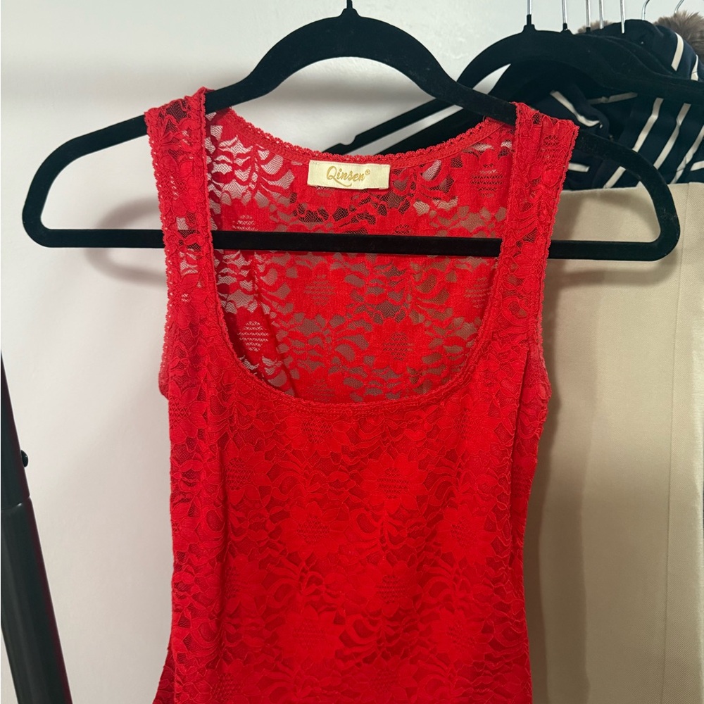 Qinsen Scarlet Lace Sleeveless Top